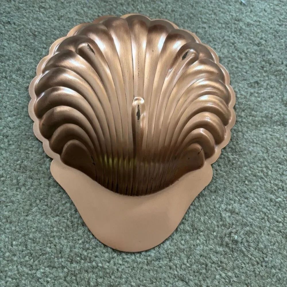 Vintage Clam Seashell 8 1/2” Copper Colored Bowl Mold